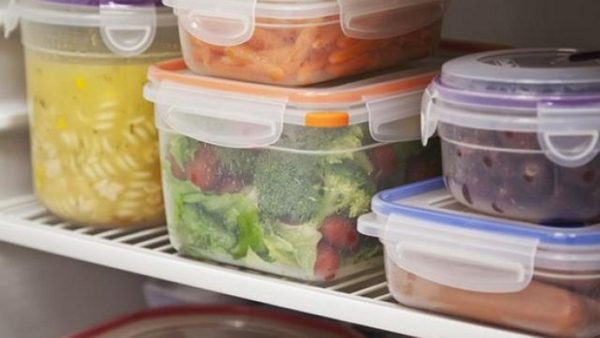 Lấy hết thực phẩm trong tủ đông ra ngoài
